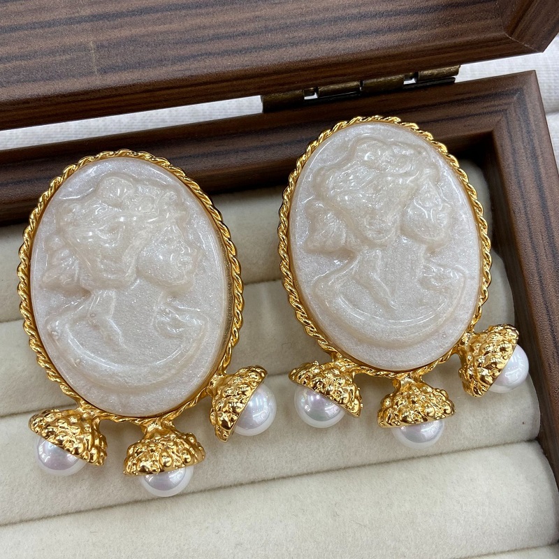 Women'S Accessories Jewelry Sale - White Relief Sculpture Pearl Stud Earring