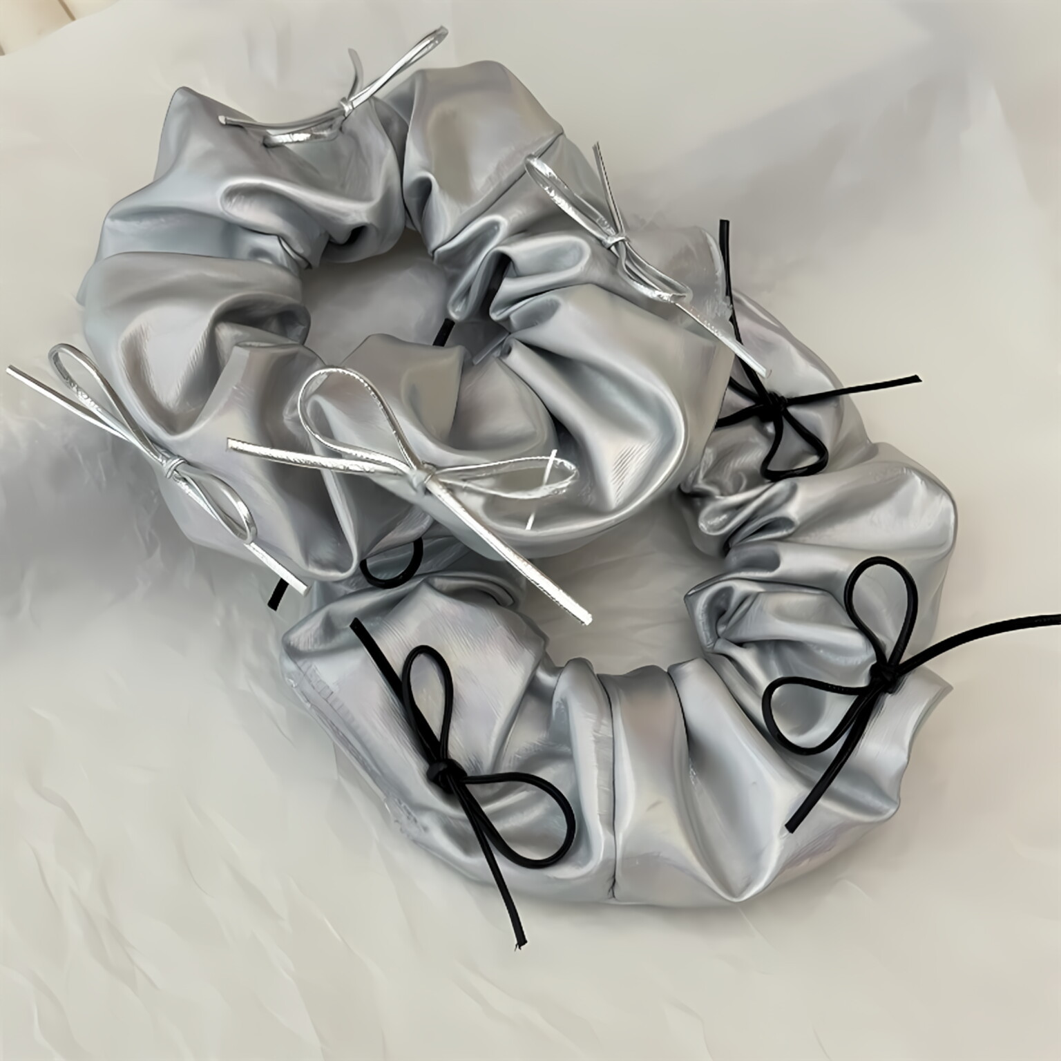 Silver Faux Leather Bow Oversi - Hair Tie Velvet recension och pris