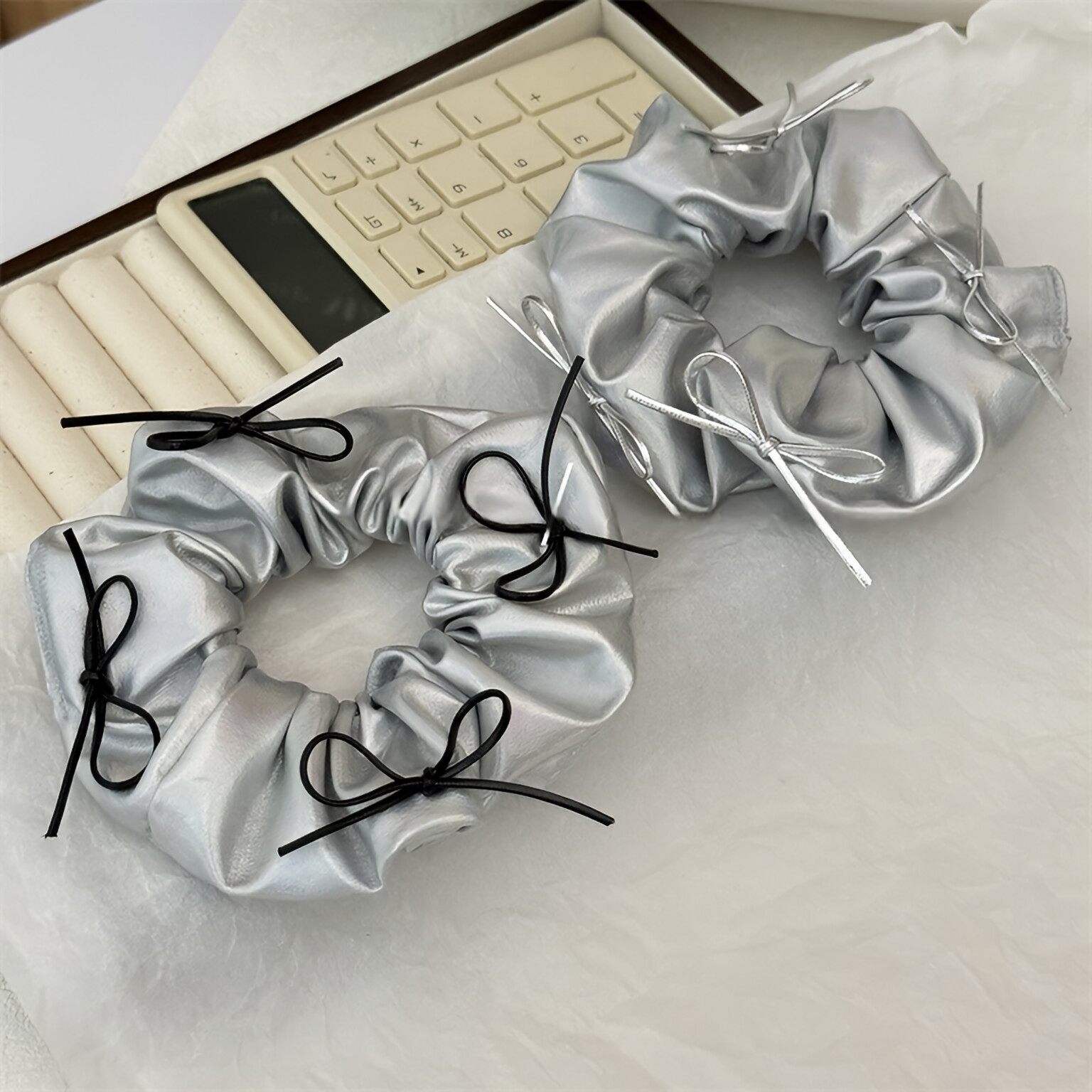 Silver Faux Leather Bow Oversi - Hair Tie Velvet recension och pris