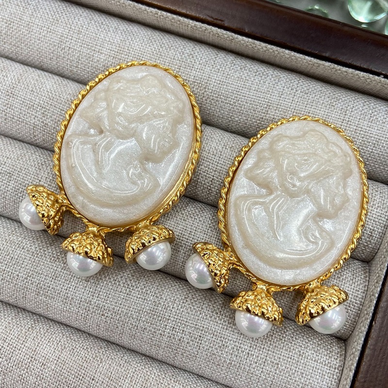 White Relief Sculpture Pearl S - Women'S Accessories Jewelry Sale recension och pris