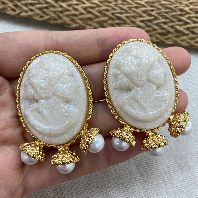 White Relief Sculpture Pearl S - Women'S Accessories Jewelry Sale recension och pris